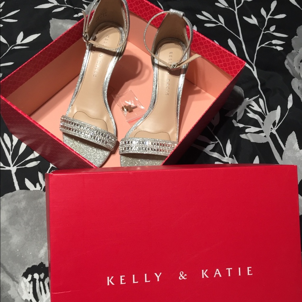 Kelly & Katie short silver sparkly high heels !